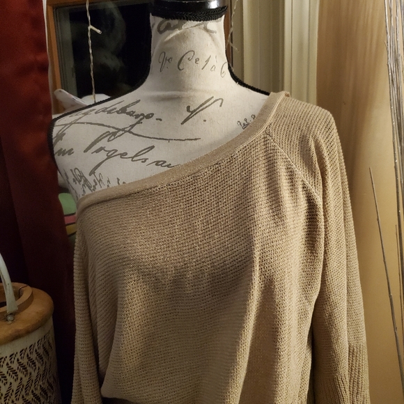 NEW LISTING large ecru sweater with surprise back - Picture 5 of 10